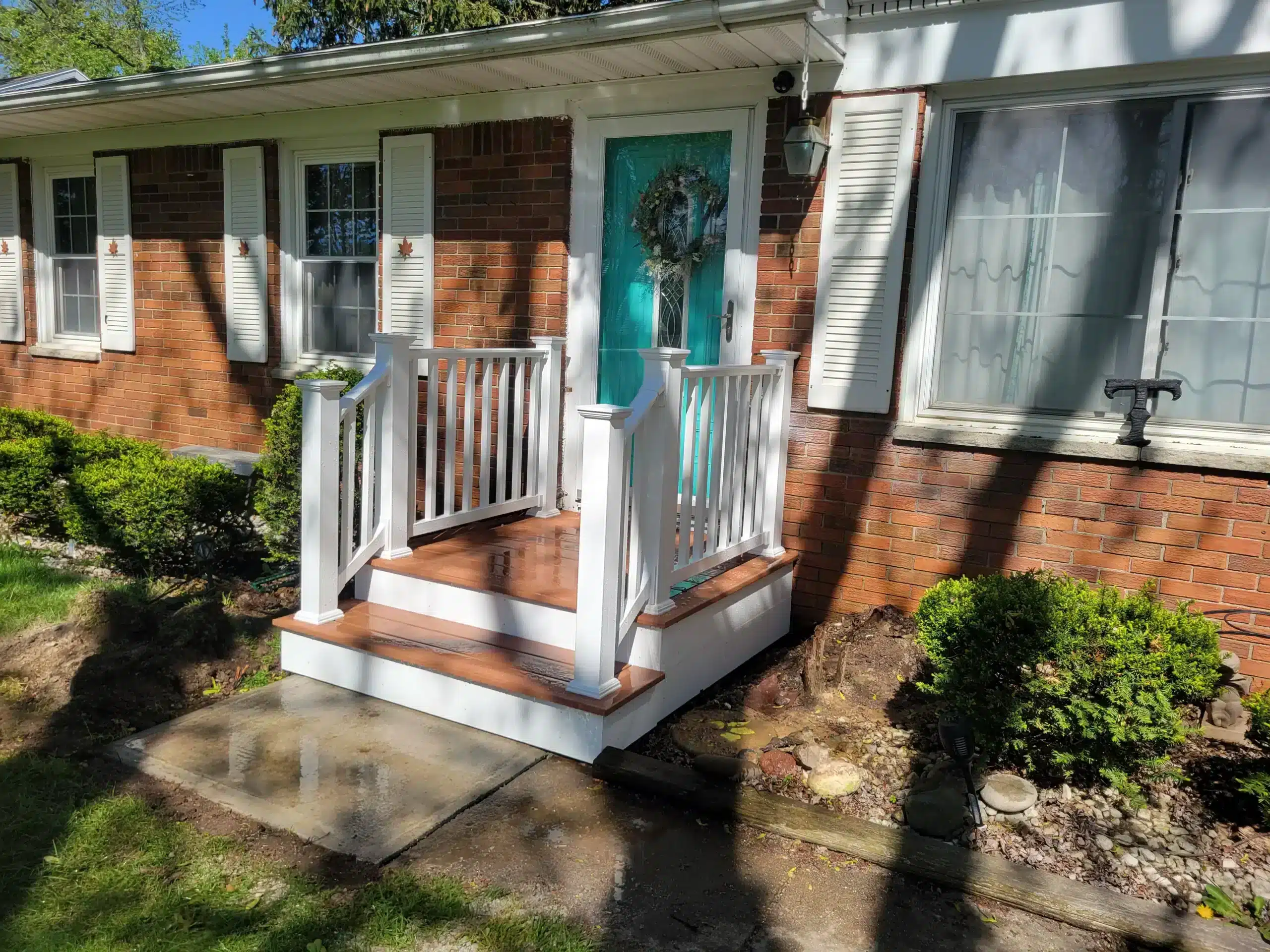 Neat front entry deck built by Barton Hills MI deck contractors